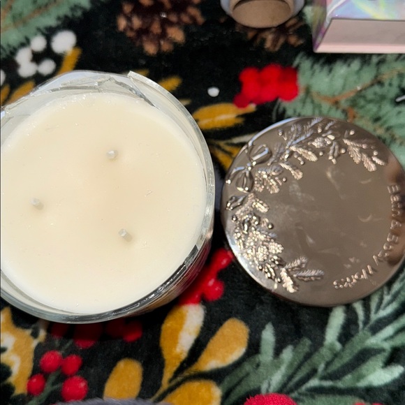 Bath & Body Works Christmas Cabin Candle - Blue and White - Picture 3 of 3